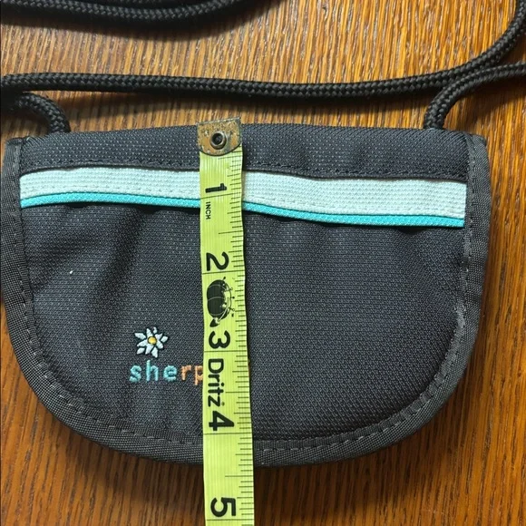 SHERPANI ZOE crossbody wallet. Mini essentials purse. Zipper closed. - Picture 3 of 8